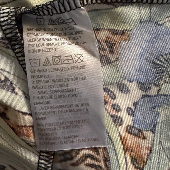 Attitudes by Renee 4X Tropical Print Tunic Top with Pockets and Swing Hem - Picture 4 of 6